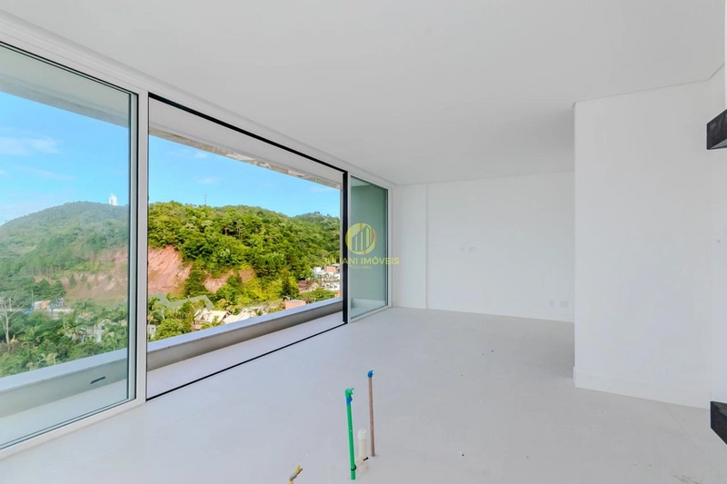 Apartamento com 3 suítes na Praia dos Amores: 1ª foto da galeria de imagens do imóvel