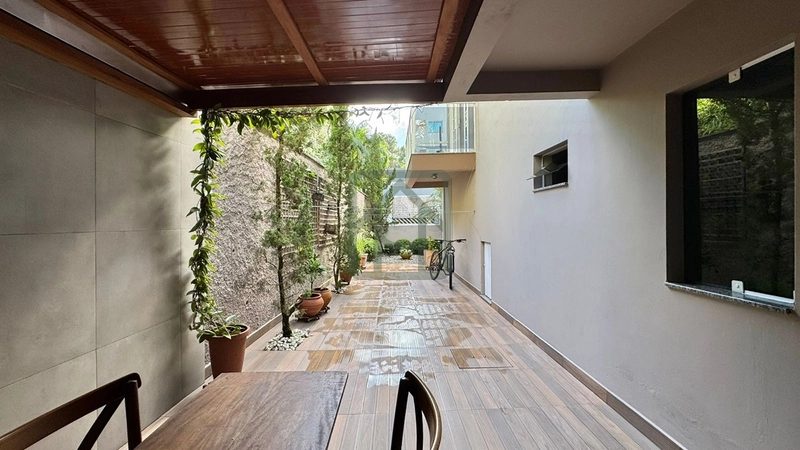 Belíssima Casa à Venda no Bairro São Luiz: 2ª foto da galeria de imagens do imóvel