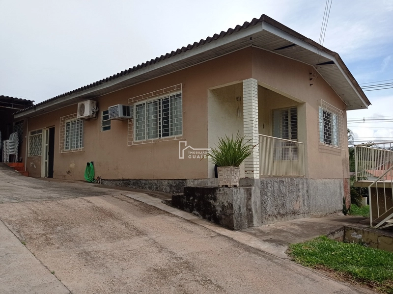 Casa de equina com peças amplas, ótima localização!: 1ª foto da galeria de imagens do imóvel