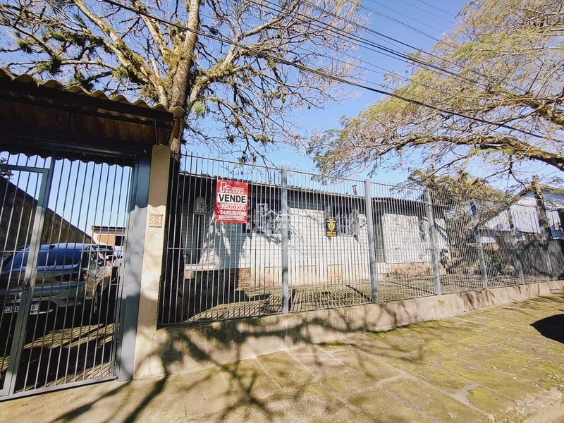 Casa de 3 dormitórios com piscina: 2ª foto da galeria de imagens do imóvel