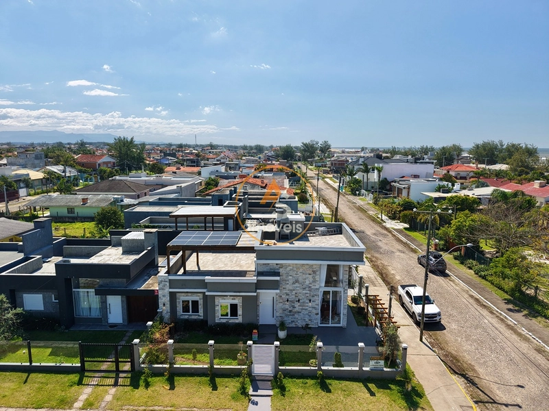 CASA DE ALTO PADRÃO À VENDA EM CAPÃO DA CANOA! 50 METROS DO MAR • VISTA MAR E SERRA • TERRAÇO: 1ª foto da galeria de imagens do imóvel