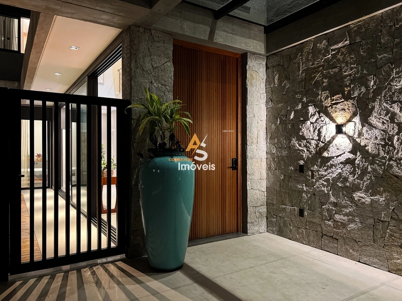 CASA COM 4 SUÍTES FINAMENTE DECORADA!: 2ª foto da galeria de imagens do imóvel