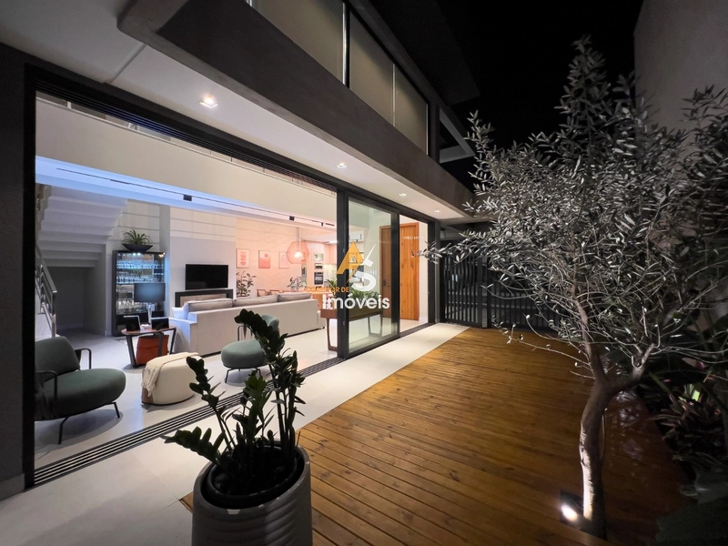 CASA COM 4 SUÍTES FINAMENTE DECORADA!: 1ª foto da galeria de imagens do imóvel