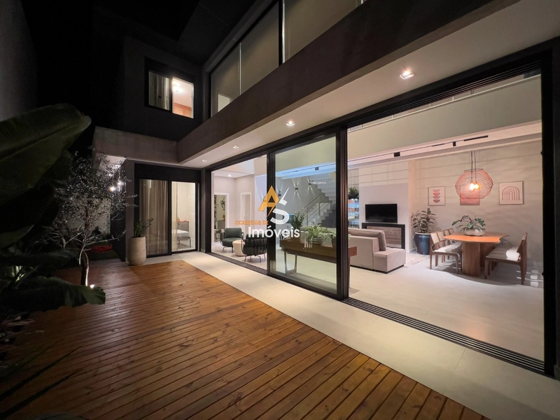 CASA COM 4 SUÍTES FINAMENTE DECORADA!: 3ª foto da galeria de imagens do imóvel