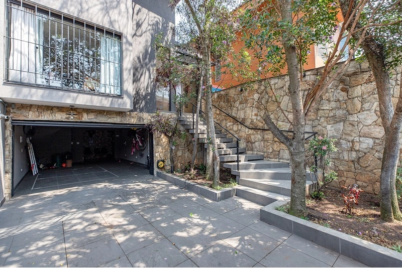 Casa 3 dormitórios 4 vagas na Vila Madalena Reformada: 2ª foto da galeria de imagens do imóvel