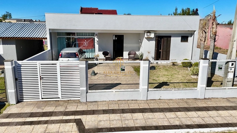 Casa à venda na praia de Atlântida Sul, 2 dormitórios: 2ª foto da galeria de imagens do imóvel