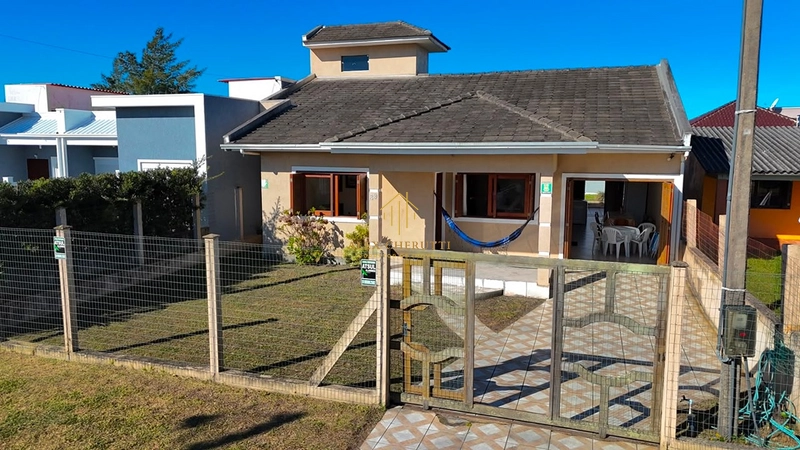 Casa à venda na praia de Atlântida Sul,  3 dormitórios: 2ª foto da galeria de imagens do imóvel