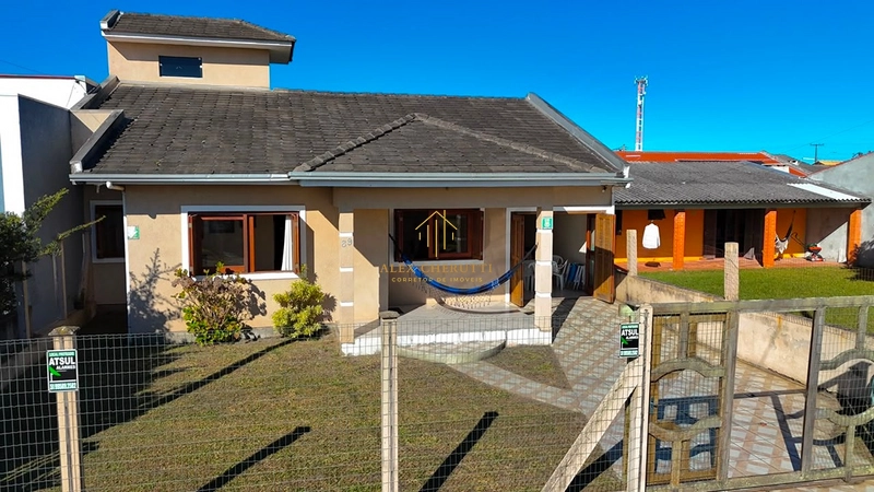 Casa à venda na praia de Atlântida Sul,  3 dormitórios: 1ª foto da galeria de imagens do imóvel