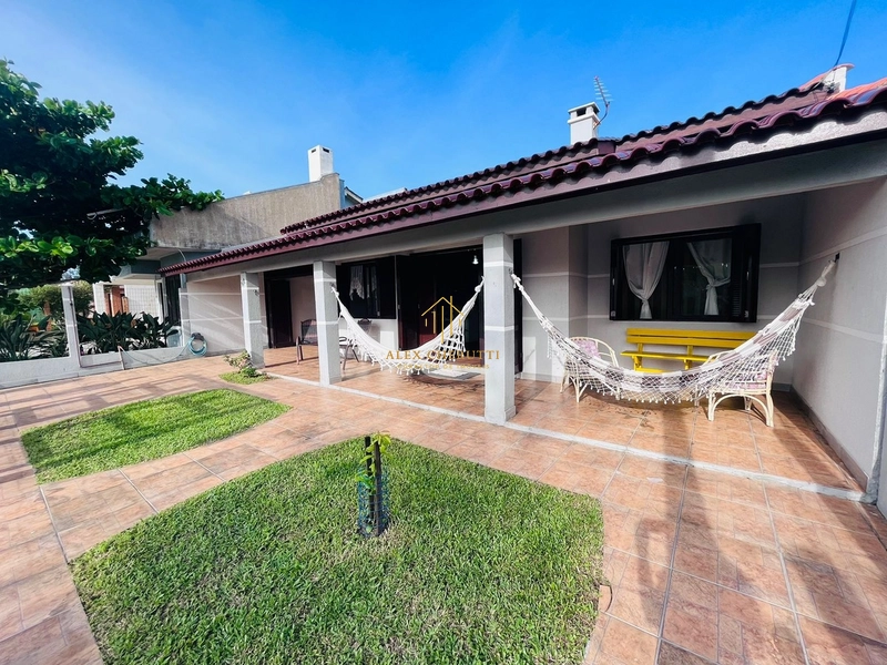 Casa na Praia de Atlântida Sul, 2 dormitórios: 2ª foto da galeria de imagens do imóvel