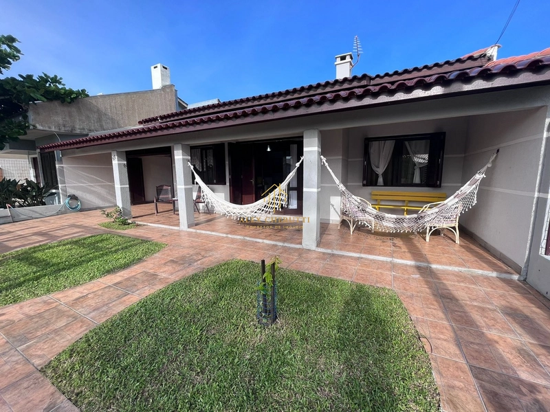 Casa na Praia de Atlântida Sul, 2 dormitórios: 1ª foto da galeria de imagens do imóvel