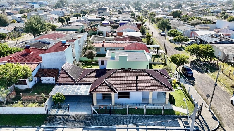 Bela casa na praia de Atlântida Sul, 3 dormitórios: 1ª foto da galeria de imagens do imóvel