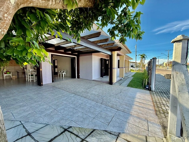 Bela casa na praia de Atlântida Sul, 3 dormitórios: 5ª foto da galeria de imagens do imóvel