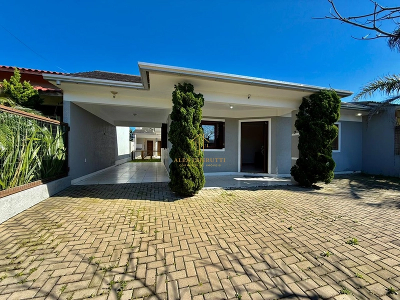 Casa na Praia de Atlântida Sul, 3 dormitórios: 1ª foto da galeria de imagens do imóvel