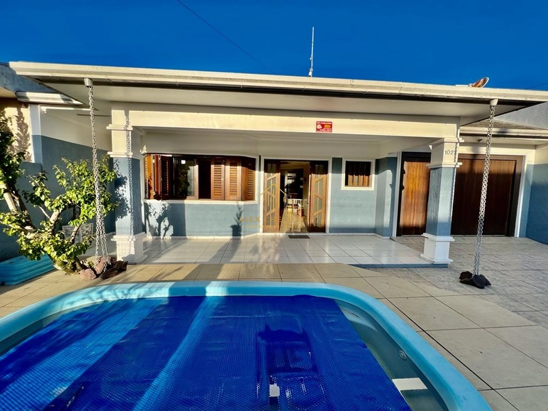 Casa na Praia de Atlântida Sul, 3 dormitórios: 1ª foto da galeria de imagens do imóvel