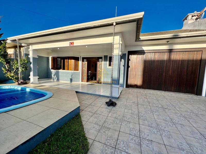 Casa na Praia de Atlântida Sul, 3 dormitórios: 3ª foto da galeria de imagens do imóvel