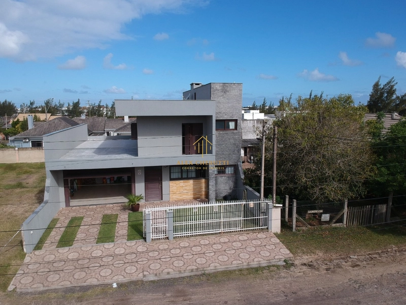 Casa em Praia de Atlântida Sul, 3 Dormitórios: 4ª foto da galeria de imagens do imóvel