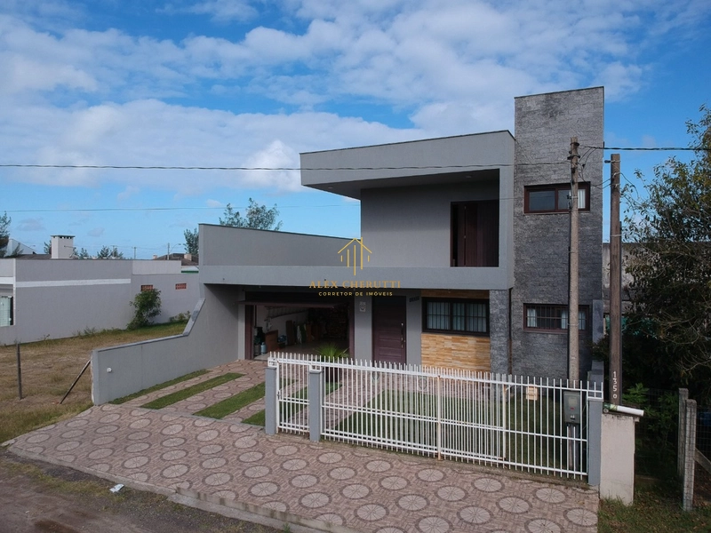 Casa em Praia de Atlântida Sul, 3 Dormitórios: 3ª foto da galeria de imagens do imóvel