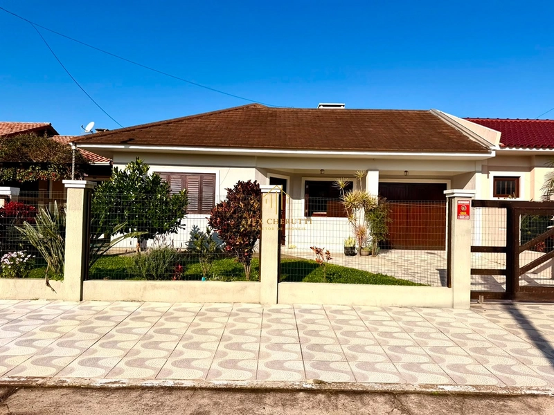 Casa à venda na praia de Atlântida Sul, 3 dormitórios: 1ª foto da galeria de imagens do imóvel