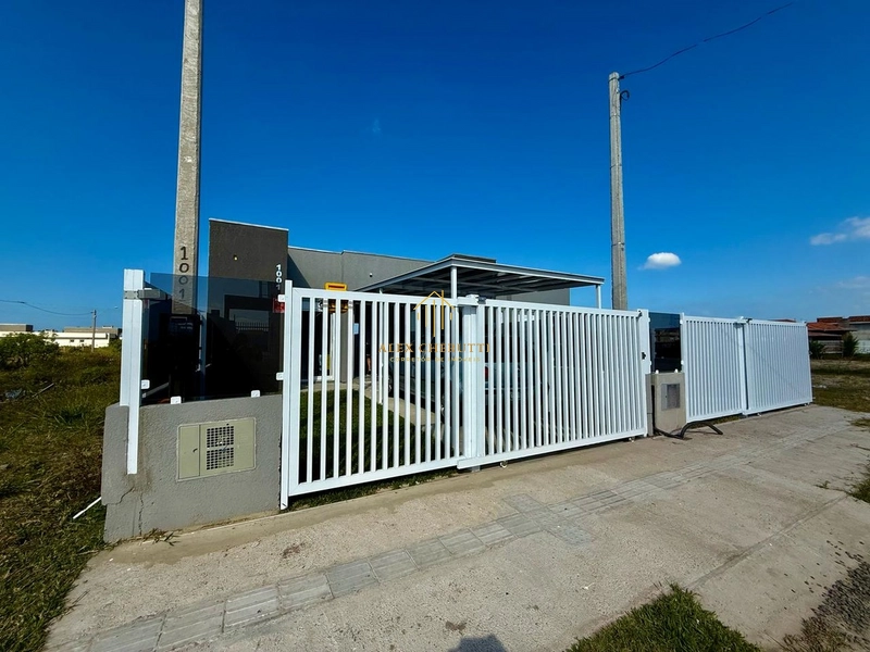 Casa na Praia de Atlântida Sul, 2 dormitórios: 2ª foto da galeria de imagens do imóvel