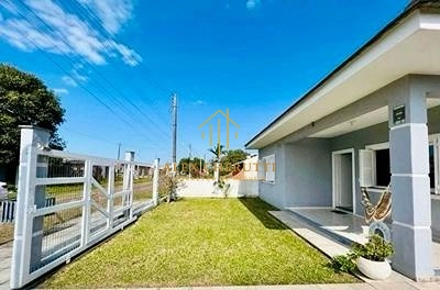 Casa à venda na praia de Atlântida Sul, 2 dormitórios: 2ª foto da galeria de imagens do imóvel