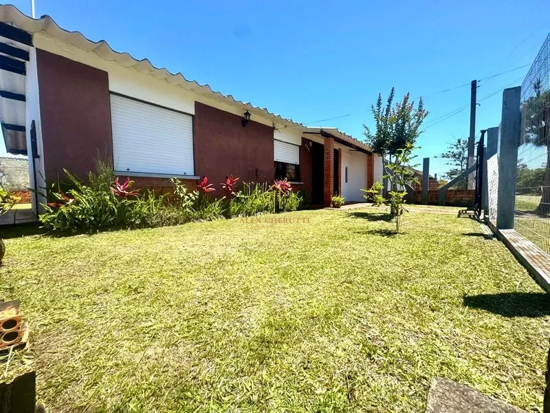 Casa à venda na praia de Atlântida Sul, 2 dormitórios: 1ª foto da galeria de imagens do imóvel