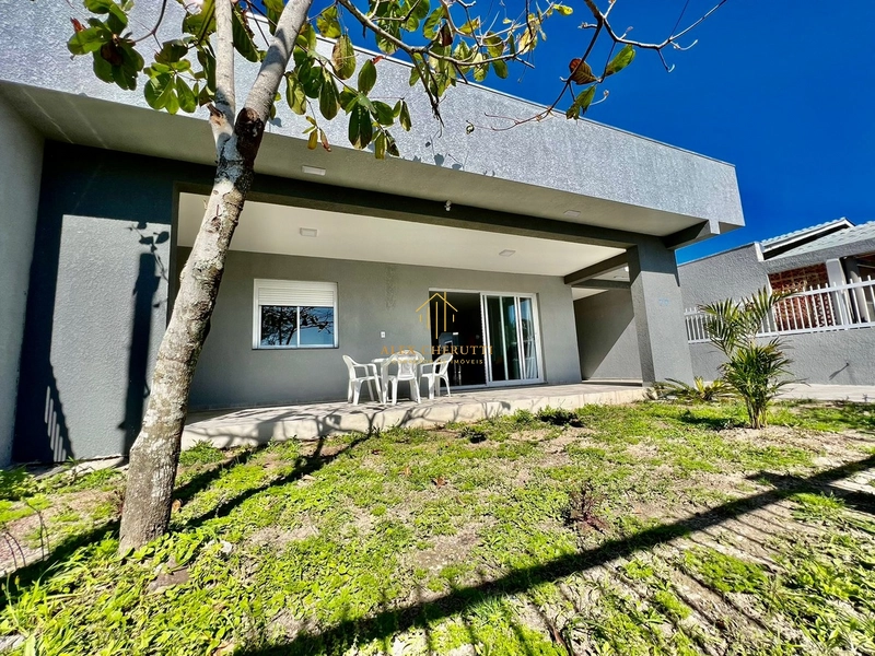 Excelente casa em Atlântida Sul: 2ª foto da galeria de imagens do imóvel