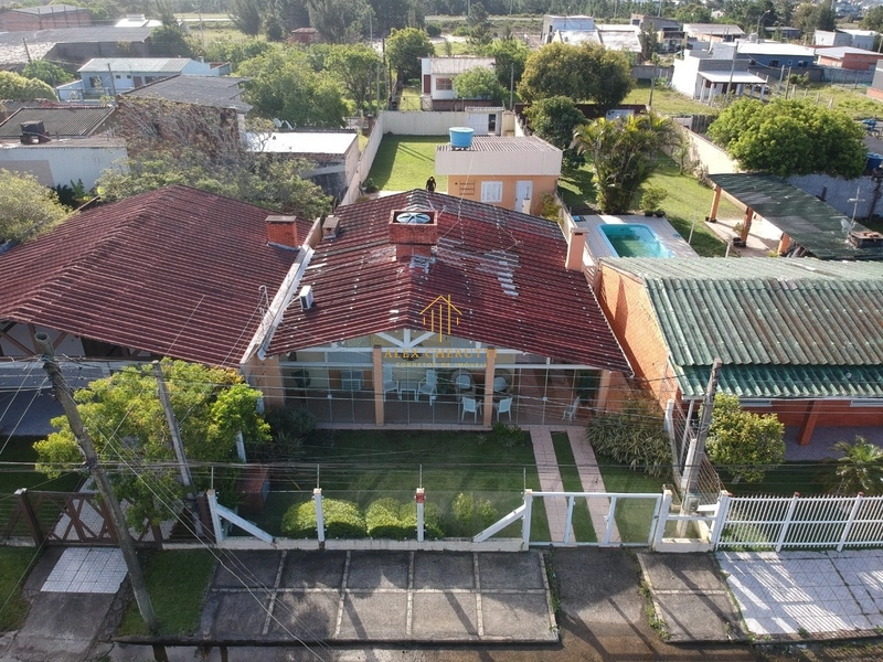 Bela casa na praia de Atlântida Sul: 1ª foto da galeria de imagens do imóvel