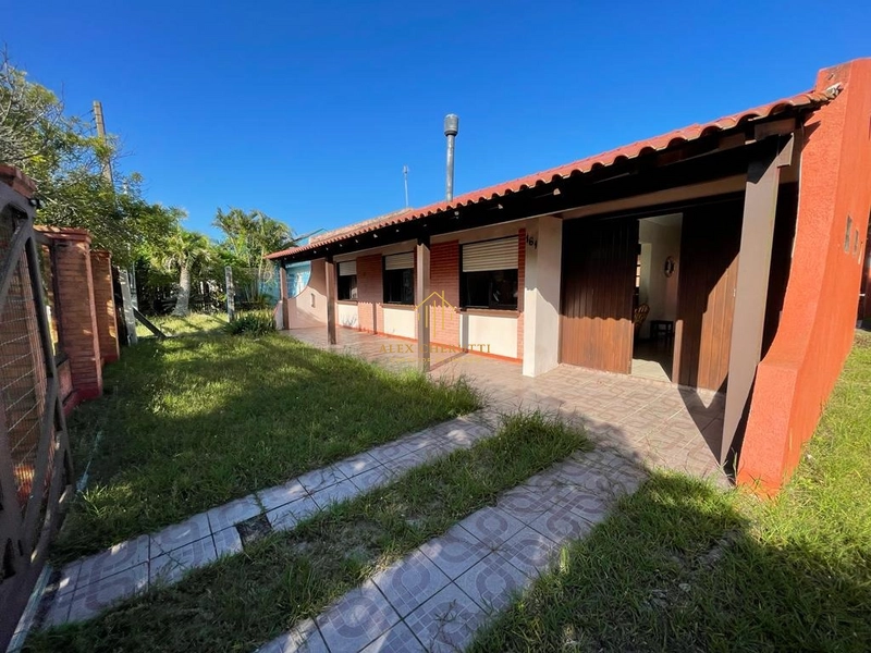Casa na Praia de Atlântida Sul, 8 dormitórios: 1ª foto da galeria de imagens do imóvel