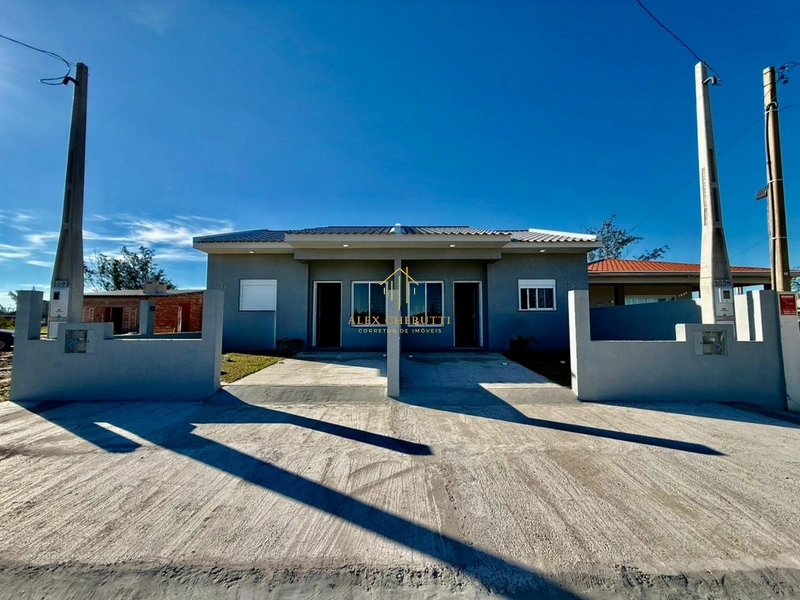 Casas geminadas à venda em Atlântida Sul, 2 dormitórios: 1ª foto da galeria de imagens do imóvel