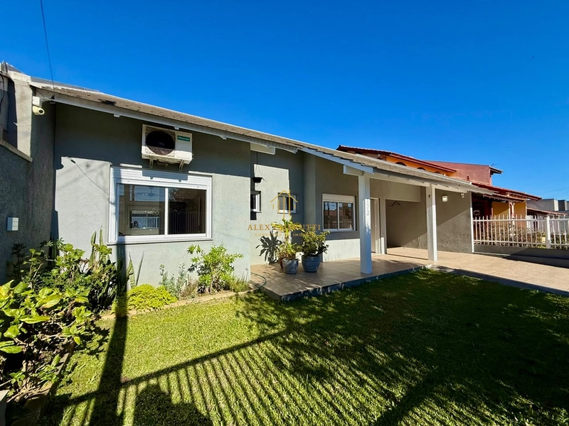 Linda casa à venda na praia de Atlântida Sul, 5 dormitórios: 2ª foto da galeria de imagens do imóvel