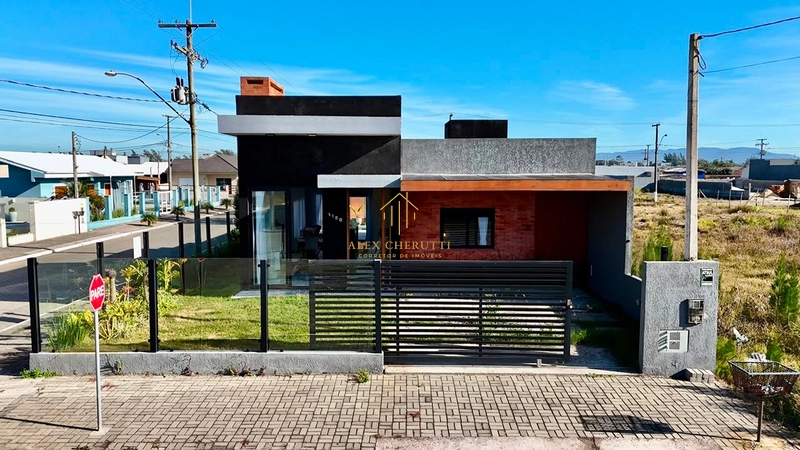 Bela casa em Atlântida Sul: 2ª foto da galeria de imagens do imóvel