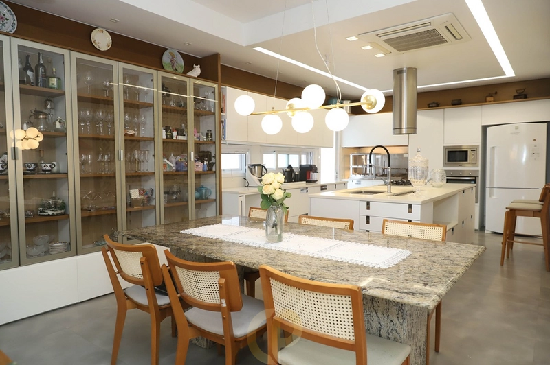 Casa completa com 5 suítes e espaços amplos para toda a família: 2ª foto da galeria de imagens do imóvel