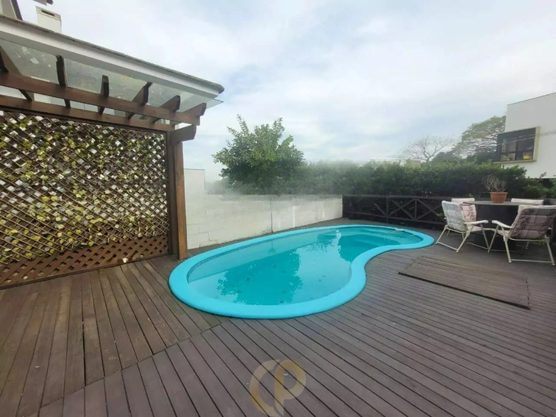 Casa completa, charmosa e pensada nos detalhes com piscina, lareira e dois acessos que facilitam o teu dia a dia!: 2ª foto da galeria de imagens do imóvel