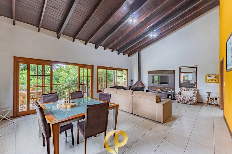 🏡 Casa clássica com 350m², 5 dormitórios, pé-direito duplo e ótima localização! ✨: 6ª foto da galeria de imagens do imóvel