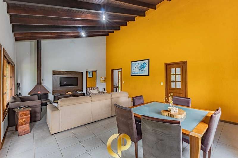 🏡 Casa clássica com 350m², 5 dormitórios, pé-direito duplo e ótima localização! ✨: 9ª foto da galeria de imagens do imóvel