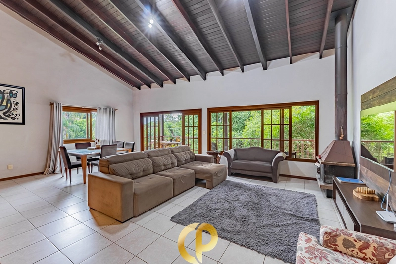 🏡 Casa clássica com 350m², 5 dormitórios, pé-direito duplo e ótima localização! ✨: 8ª foto da galeria de imagens do imóvel