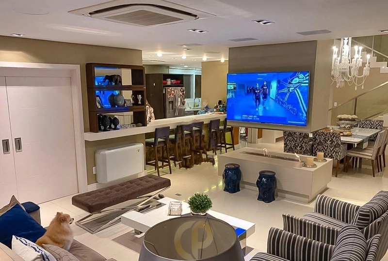 ✨ Casa espetacular com 560m², 5 suítes, piscina, adega e vendida 100% mobiliada! 🏡: 2ª foto da galeria de imagens do imóvel