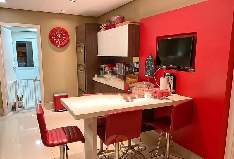 ✨ Casa espetacular com 560m², 5 suítes, piscina, adega e vendida 100% mobiliada! 🏡: 3ª foto da galeria de imagens do imóvel