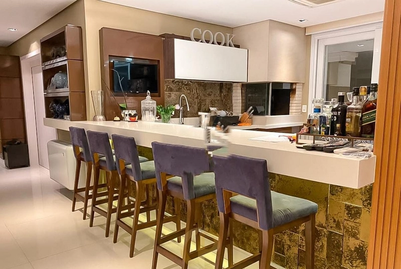 ✨ Casa espetacular com 560m², 5 suítes, piscina, adega e vendida 100% mobiliada! 🏡: 5ª foto da galeria de imagens do imóvel