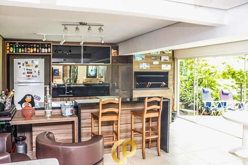 🏡 Casa com 280m² em terreno de 1.800m², piscina, lareira e espaço gourmet!: 8ª foto da galeria de imagens do imóvel