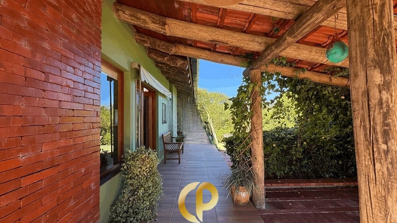🌿 Casa rústica em meio à natureza com 300m², 3 dormitórios e terreno de 2.587m²! 🏡✨: 4ª foto da galeria de imagens do imóvel
