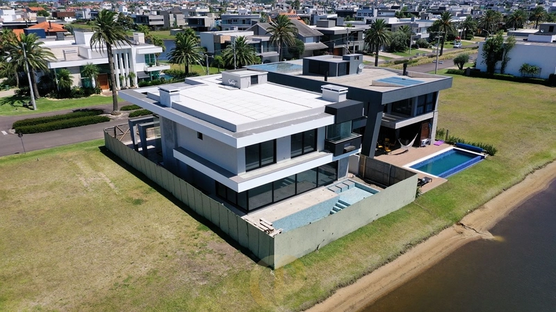 ✨ Residência exclusiva com 6 suítes no Condomínio Enseada — sofisticação em cada detalhe: 24ª foto da galeria de imagens do imóvel