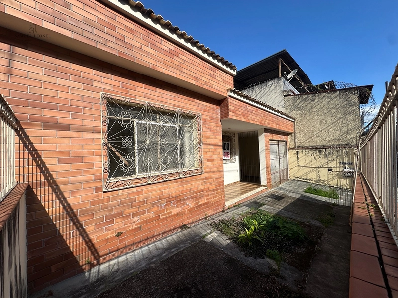 Casa com três quartos e uma vaga de garagem com quintal e sobrado em construção com entrada independente a venda no Bairu Juiz de Fora MG  por 470.000,00: 1ª foto da galeria de imagens do imóvel