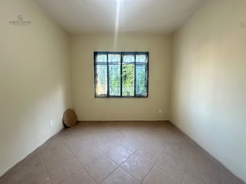 Casa com três amplos quartos dois banheiros, vaga de garagem e quintal a venda no bom pastor por 590.000,00: 4ª foto da galeria de imagens do imóvel