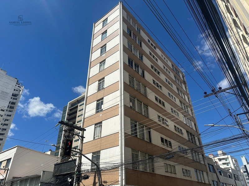 Apartamento de dois quartos e dois banheiros com elevador a venda no centro de Juiz de Fora por 220.000,00: 1ª foto da galeria de imagens do imóvel