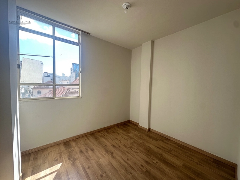 Apartamento de dois quartos e dois banheiros com elevador a venda no centro de Juiz de Fora por 220.000,00: 9ª foto da galeria de imagens do imóvel