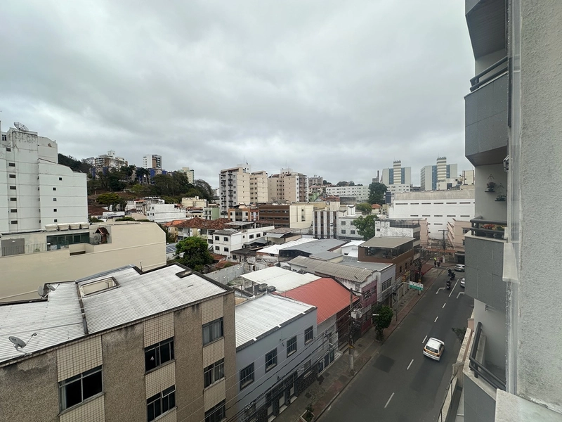 Apartamento de dois quartos e um banheiro e uma vaga e elevador à venda no centro de Juiz de Fora : 3ª foto da galeria de imagens do imóvel