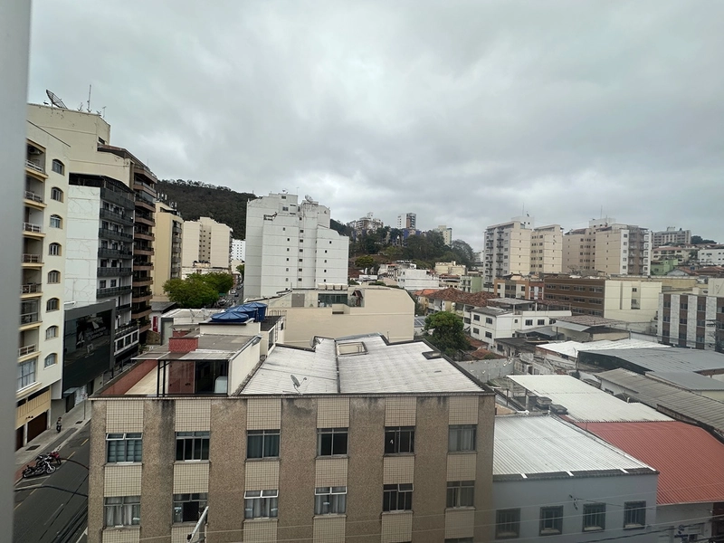 Apartamento de dois quartos e um banheiro e uma vaga e elevador à venda no centro de Juiz de Fora : 4ª foto da galeria de imagens do imóvel