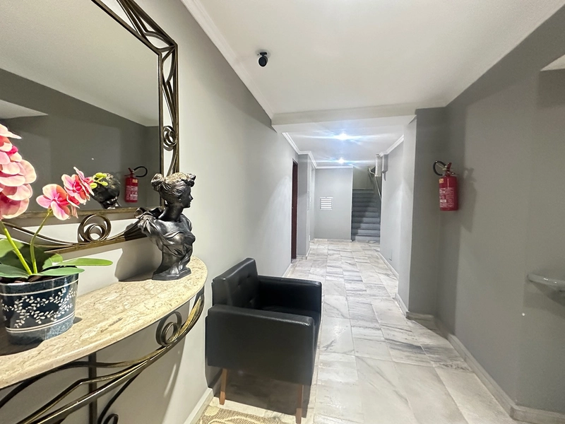 Apartamento de dois quartos e um banheiro e uma vaga e elevador à venda no centro de Juiz de Fora : 2ª foto da galeria de imagens do imóvel