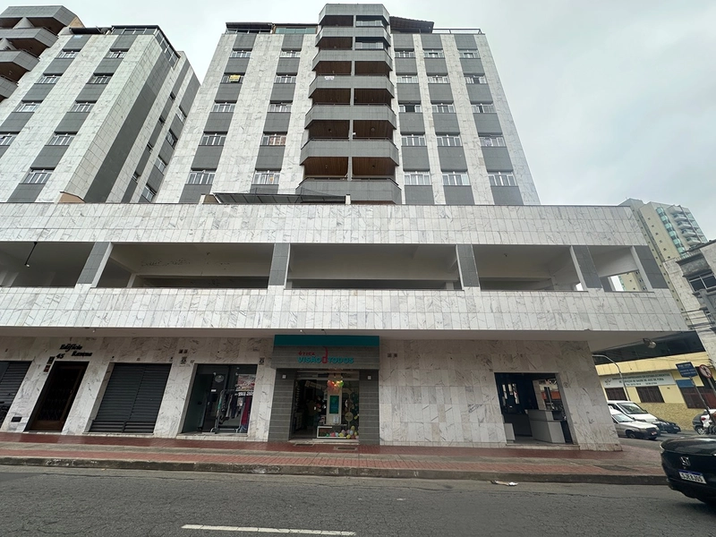 Apartamento de dois quartos e um banheiro e uma vaga e elevador à venda no centro de Juiz de Fora : 1ª foto da galeria de imagens do imóvel